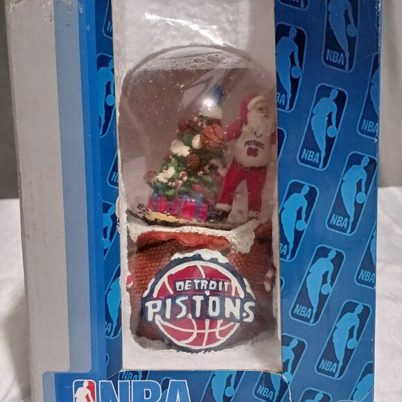 NBA Detroit Pistons Forever Collectibles Santa Water Globe - Picture 5 of 8